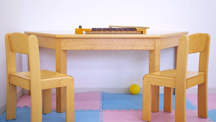 子ども用の机と椅子
