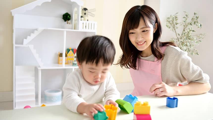 子どもと遊ぶ保育士