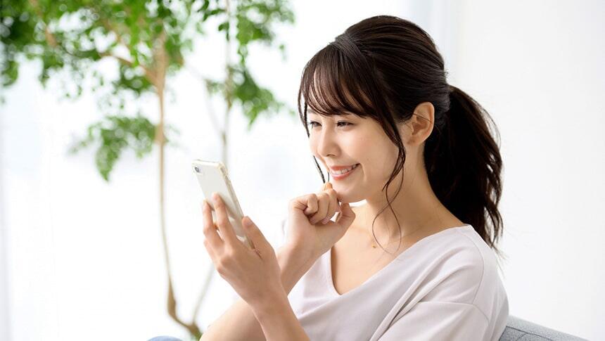 スマホを見る女性