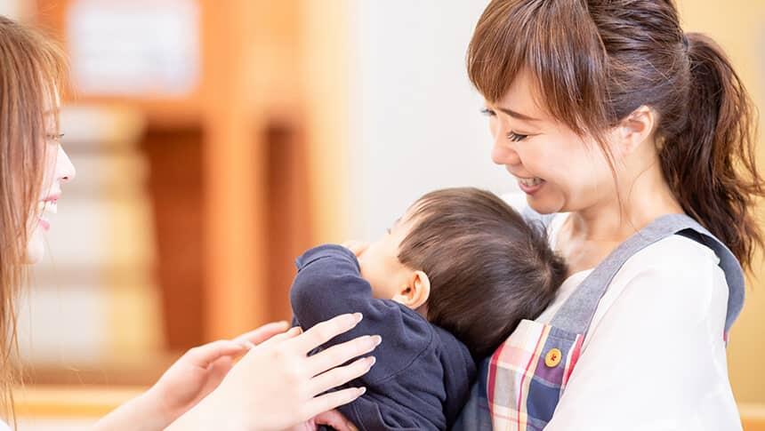 保育士と子供を迎えに来た保護者